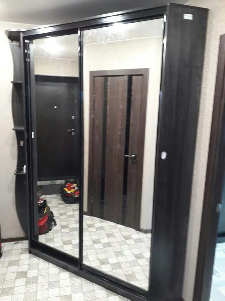 Встроенный угловой шкаф купе на заказ Ю-651